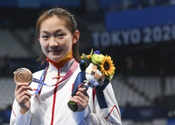 Perenang asal China Li Bingjie berpose dengan medali perunggu pada upacara penganugerahan medali usai final nomor 400 meter gaya bebas putri di Olimpiade Tokyo 2020 di Tokyo, Jepang, pada 26 Juli 2021. (Xinhua/Xia Yifang)