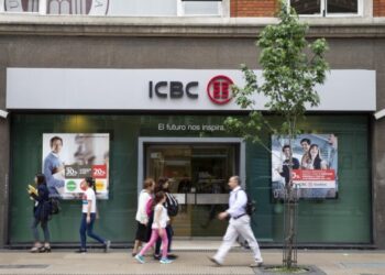 Foto dokumentasi ini menunjukkan sejumlah warga lokal berjalan melewati gerai layanan Industrial and Commercial Bank of China (ICBC) cabang Argentina di ibu kota Buenos Aires. (Xinhua/Li Ming)