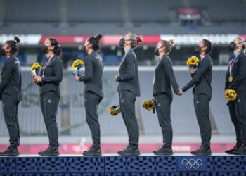 Para atlet rugbi Selandia Baru berdiri di podium dalam upacara penyerahan medali untuk nomor rugby sevens putri di Olimpiade Tokyo 2020 pada 31 Juli 2021. (Xinhua/Xue Yubin)