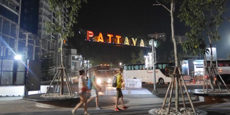 Pantai Pattaya di malam hari, /ist