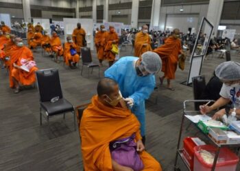 Seorang biksu Buddha Thailand menerima dosis vaksin COVID-19 di Bangkok, Thailand, pada 31 Juli 2021. (Xinhua/Rachen Sageamsak)