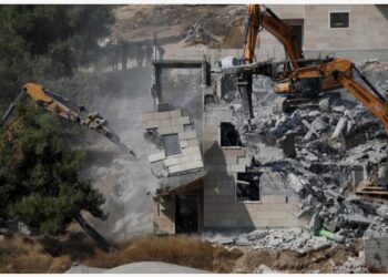 Sejumlah buldoser Israel menghancurkan dua rumah milik warga Palestina, yang diyakini dibangun tanpa izin, di Desa Sa'ir, sebelah timur Kota Hebron, Tepi Barat, pada 5 Agustus 2021. (Xinhua/Mamoun Wazwaz)