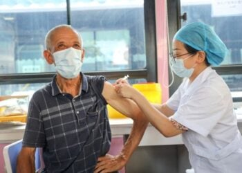 Seorang warga menerima satu dosis vaksin COVID-19 di sebuah vaksin keliling di Kota Xidu, wilayah Hengyang di Provinsi Hunan, China tengah, pada 8 Agustus 2021. (Xinhua/Liu Xinrong)