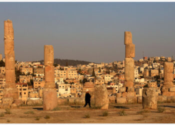 Seorang wisatawan mengunjungi situs arkeologi Romawi di Jerash, Yordania, pada 8 Agustus 2021. Reruntuhan Kota Jerash merupakan situs arkeologi Romawi terbesar di Yordania yang memiliki sejumlah gerbang seremonial, jalan dengan barisan pilar, serta kuil dan teater. (Xinhua/Mohammad Abu Ghosh)