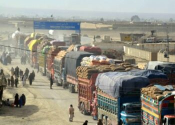Foto yang diabadikan dengan ponsel pada 22 Agustus 2021 ini menunjukkan antrean truk yang menunggu untuk melintasi perbatasan di titik penyeberangan perbatasan antara Pakistan dan Afghanistan di Chaman, Pakistan barat daya. (Xinhua/Str)