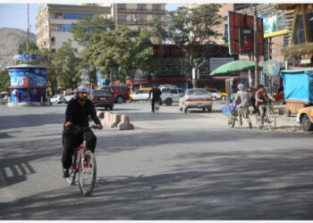 Seorang pria Afghanistan mengendarai sepeda di sebuah jalan di Kabul, ibu kota Afghanistan, pada 15 Agustus 2021. (Xinhua/Rahmatullah Alizadah)