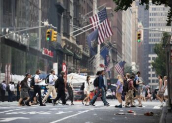 Orang-orang melintasi sebuah jalan di New York, Amerika Serikat, pada 20 Juli 2021. (Xinhua/Wang Ying)