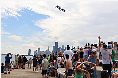 Orang-orang menyaksikan atraksi pesawat dalam acara Chicago Air and Water Show 2021 di Chicago, Amerika Serikat (AS), pada 21 Agustus 2021. (Xinhua/Joel Lerner)