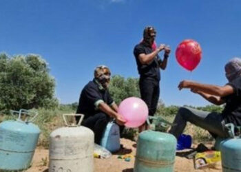Warga Palestina membuat balon pembakar, /ist