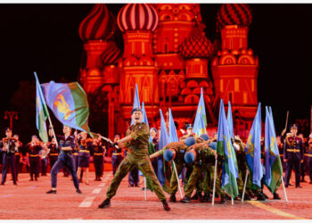 Para prajurit Band Militer Gabungan Pasukan Lintas Udara Rusia tampil dalam pembukaan Festival Musik Militer Internasional "Spasskaya Tower" di Moskow, Rusia, pada 27 Agustus 2021. Festival musik militer tahunan tersebut dibuka pada Jumat (27/8) di Lapangan Merah di Moskow, dan akan berlangsung hingga 5 September mendatang. (Xinhua/Evgeny Sinitsyn)
