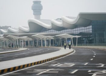 Foto yang diabadikan pada 29 Juli 2020 ini menunjukkan tampilan luar terminal 1 Bandar Udara Internasional Lukou Nanjing di Nanjing, Provinsi Jiangsu, China timur. (Xinhua/Ji Chunpeng)