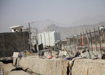 Foto yang diabadikan pada 27 Agustus 2021 ini menunjukkan lokasi ledakan di dekat bandara Kabul di Afghanistan. (Xinhua/Saifurahman Safi)