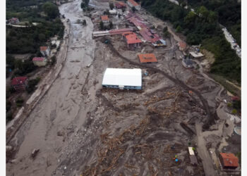 Foto dari udara yang diabadikan pada 13 Agustus 2021 ini memperlihatkan daerah yang dilanda banjir di Kota Bozkurt, Provinsi Kastamonu, Turki. (Xinhua/Mustafa Kaya)