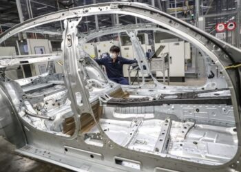 Seorang pria bekerja di Pabrik Tiexi BMW Brilliance Automotive (BBA) di Shenyang, ibu kota Provinsi Liaoning, China timur laut, pada 17 Februari 2020. (Xinhua/Pan Yulong)