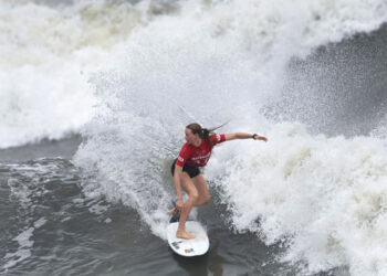 Bianca Buitendag dari Afrika Selatan berlaga dalam pertandingan selancar putri di Tsurigasaki Surfing Beach di Prefektur Chiba, Jepang, pada 27 Juli 2021. (Xinhua/Du Yu)