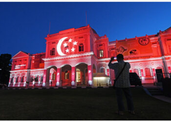 Foto yang diabadikan pada 10 Agustus 2021 ini menunjukkan proyeksi cahaya pada fasad Museum Nasional Singapura dalam rangka perayaan 56 tahun kemerdekaan negara itu. (Xinhua/Then Chih Wey)