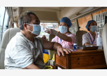 Seorang penduduk desa menerima suntikan vaksin COVID-19 di sebuah kendaraan di Desa Anning di Chang'an, wilayah Rong'an, Daerah Otonom Etnis Zhuang Guangxi, China selatan, pada 12 Agustus 2021. (Xinhua/Zhang Ailin)