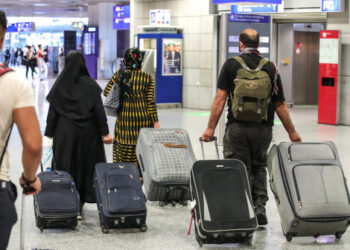 Para penumpang penerbangan maskapai Lufthansa yang mengangkut para pengungsi dari Afghanistan tiba di Bandar Udara Internasional Frankfurt di Frankfurt, Jerman, pada 20 Agustus 2021. (Xinhua/Armando Babani)