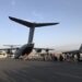 Orang-orang mengantre untuk memasuki pesawat militer Jerman dan meninggalkan Kabul di bandara Kabul, Afghanistan, pada 24 Agustus 2021. (Xinhua)
