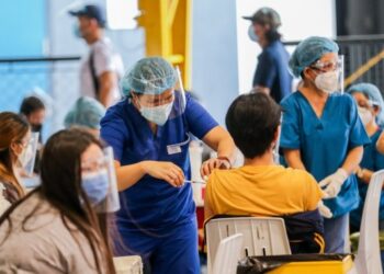 Seorang tenaga kesehatan menyuntikkan vaksin COVID-19 Sinovac terhadap seorang warga di sebuah sekolah yang dialihfungsikan menjadi tempat vaksinasi di San Juan City, Filipina, pada 27 Juli 2021. (Xinhua/Rouelle Umali)