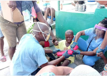Foto yang diabadikan dengan perangkat seluler ini menunjukkan anggota Brigade Medis Kuba membantu seorang anak yang terluka pascagempa di Les Cayes, Haiti, pada 14 Agustus 2021. Gempa bermagnitudo 7,2 yang mengguncang Haiti pada Sabtu (14/8) menewaskan setidaknya 227 orang dan mengakibatkan puluhan lainnya luka-luka atau hilang, ungkap otoritas setempat. (Xinhua/Kementerian Luar Negeri Kuba)
