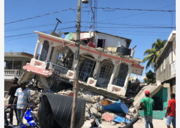 Foto yang diabadikan dengan perangkat seluler ini memperlihatkan bangunan yang rusak akibat gempa bumi di Les Cayes, Haiti, pada 15 Agustus 2021. (Xinhua/Katherine Hernandez)