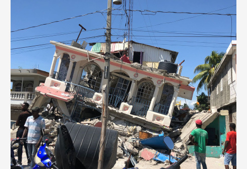 Foto yang diabadikan dengan perangkat seluler ini memperlihatkan bangunan yang rusak akibat gempa bumi di Les Cayes, Haiti, pada 15 Agustus 2021. (Xinhua/Katherine Hernandez)