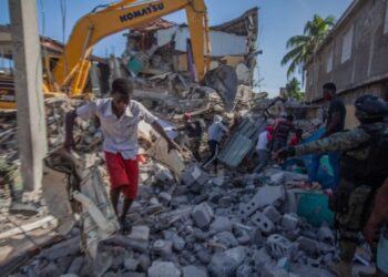 Warga membersihkan puing-puing pascagempa di Les Cayes, Haiti, pada 15 Agustus 2021. (Xinhua/Richard Pierrin)