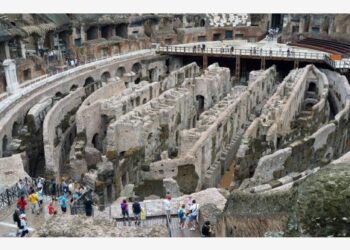 Para turis mengunjungi area "hypogeum" di Colosseum di Roma, Italia, pada 24 Agustus 2021. (Xinhua/Jin Mamengni)