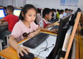 Para siswa mengikuti kelas komputer di sekolah dasar wilayah Jinzhai di Jinzhai, Provinsi Anhui, China timur, pada 3 September 2019. (Xinhua/Zhang Duan)