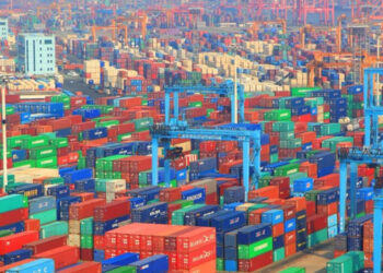 Kontainer menumpuk di Busan, pelabuhan terbesar di Korea Selatan. Negara ini, sebuah pembangkit tenaga ekspor, membutuhkan tenaga - tenaga bersih./ AFP