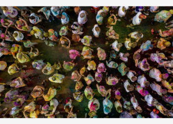 Orang-orang berpartisipasi dalam festival warna di Jurmala, Latvia, pada 15 Agustus 2021. (Xinhua/Edijs Palens)