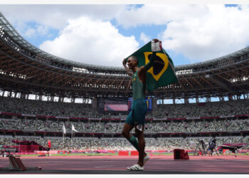 Atlet lari Brasil Alison dos Santos merayakan kemenangan pada Final Lari Gawang 400 Meter Putra di Olimpiade Tokyo 2020 di Tokyo, Jepang, pada 3 Agustus 2021. (Xinhua/Jia Yuchen)