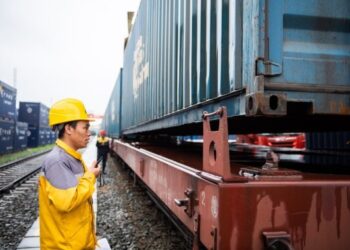 Seorang petugas logistik bekerja di stasiun kereta api utara Changsha di Changsha, Provinsi Hunan, China tengah, pada 22 Mei 2021. (Xinhua/Chen Sihan)