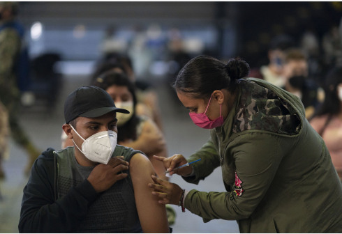Seorang pria menerima suntikan vaksin COVID-19 di Mexico City, Meksiko, pada 11 Agustus 2021. Jumlah kasus COVID-19 di Meksiko dilaporkan mencapai 3.020.596 pada Rabu (11/8), dengan 246.203 kematian akibat virus itu, kata Kementerian Kesehatan Meksiko. (Xinhua/David de la Paz)