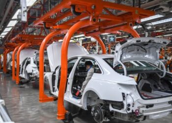 Seorang pekerja bekerja di pabrik perakitan umum basis produksi Changchun milik FAW-Volkswagen Automotive Co., Ltd. (FAW-VW) di Changchun, Provinsi Jilin, China timur laut, pada 5 Januari 2021. (Xinhua/Zhang Nan)