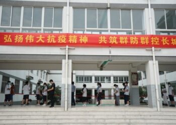Para siswa mengantre untuk menerima suntikan vaksin COVID-19 di sebuah lokasi vaksinasi di sekolah menengah Wenshu di Nanjing, Provinsi Jiangsu, China timur, pada 23 Agustus 2021. (Xinhua/Ji Chunpeng)
