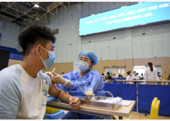 Tenaga kesehatan menyuntikkan dosis vaksin COVID-19 kepada seorang pelajar di sebuah lokasi vaksinasi di Distrik Jinfeng di Yinchuan, Daerah Otonom Etnis Hui Ningxia, China barat laut, pada 15 Agustus 2021.