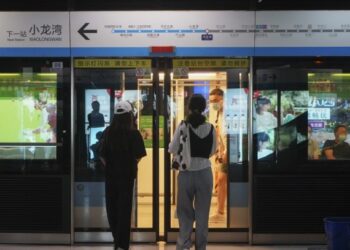 Para penumpang menaiki kereta di jalur metro No. 1 di Nanjing, Provinsi Jiangsu, China timur, pada 20 Agustus 2021. (Xinhua/Ji Chunpeng)