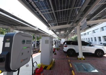 Sejumlah Kendaraan Energi Baru Tengah Mengisi Daya di Pusat Layanan Terpadu Kendaraan Energi Baru Jinmenhu di Tianjin, China Utara, Pada 18 Agustus 2021. (Xinhua/Li Ran)