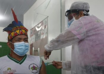 Seorang pria menerima suntikan vaksin COVID-19 China di Kota Tabatinga, Negara Bagian Amazonas, Brasil, pada 19 Januari 2021. (Xinhua/Lucio Tavora)