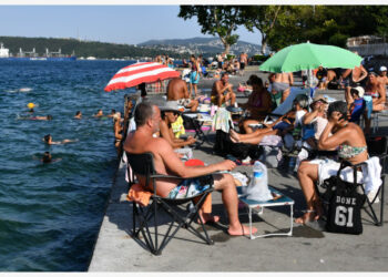 Orang-orang menghabiskan waktu mereka di tepi laut di Istanbul, Turki, pada 2 Agustus 2021. Suhu udara tertinggi di Istanbul menembus 34 derajat Celsius dalam beberapa hari terakhir. (Xinhua/Xu Suhui)