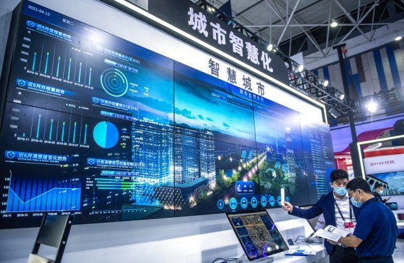 Pengunjung mempelajari sistem tata kelola kota pintar dalam Pameran Industri Mahadata Internasional China (China International Big Data Industry Expo) 2021 di Guiyang, Provinsi Guizhou, China barat daya, pada 26 Mei 2021. (Xinhua/Tao Liang)
