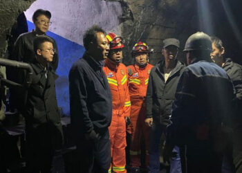 Tim penyelamat membahas rencana penyelamatan di sebuah tambang batu bara di Prefektur Otonomi Tibet Haibei, Provinsi Qinghai, China barat laut. /Xinhua