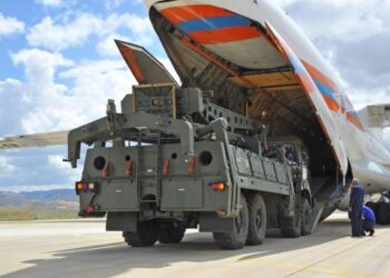 Pesawat kargo militer Antonov Rusia, yang membawa bagian dari sistem pertahanan rudal S-400 Rusia, menurunkan muatan setelah mendarat di Pangkalan Udara Murted di Ankara, Turki, pada 12 Juli 2019. (Xinhua/Kementerian Pertahanan Turki)