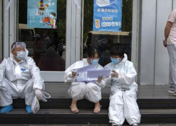 Tenaga kesehatan sedang istirahat di salah satu rumah sakit di Shanghai. /ist