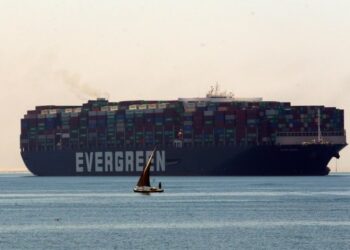 Foto yang diabadikan pada 7 Juli 2021 ini menunjukkan kapal kontainer Ever Given berlayar di Great Bitter Lake di Provinsi Ismailia, Mesir. (Xinhua/Ahmed Gomaa)