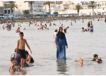 Orang-orang menghabiskan waktu di tepi laut di Tunis, Tunisia, pada 11 Agustus 2021. Tunisia baru-baru ini dilanda suhu udara yang sangat tinggi. (Xinhua/Adel Ezzine)