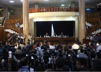 Juru bicara Taliban Zabihullah Mujahid (tengah, baris belakang) menghadiri konferensi pers, yang menandai kemunculan pertamanya di hadapan publik, di Kabul, ibu kota Afghanistan, pada 17 Agustus 2021. (Xinhua/Str)