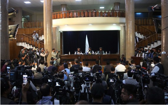 Juru bicara Taliban Zabihullah Mujahid (tengah, baris belakang) menghadiri konferensi pers, yang menandai kemunculan pertamanya di hadapan publik, di Kabul, ibu kota Afghanistan, pada 17 Agustus 2021. (Xinhua/Str)
